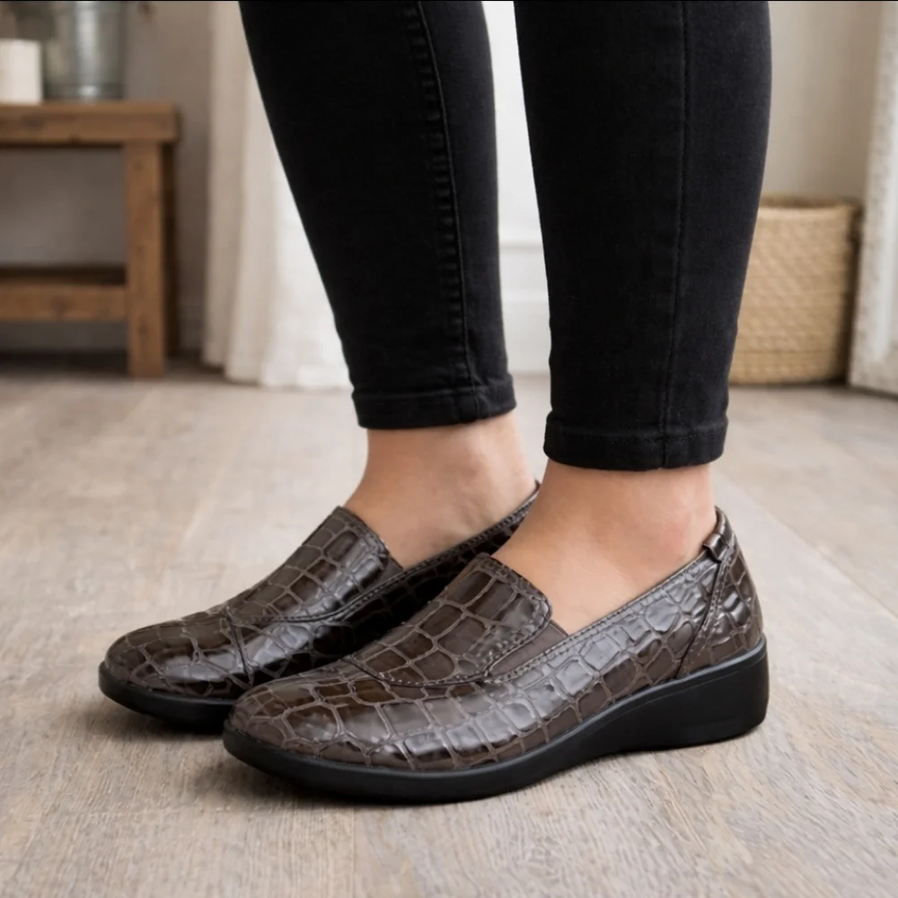 Clarks Gael Feline Classic Minimalist Crocodile Comfort Loafer Flat 7M